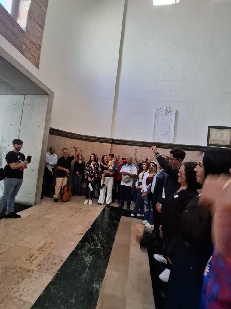 Ofrenda en el Panteón Nacional a los restos mortales de nuestro maestro epónimo Simón Rodríguez, 24 enero 2026, en el Actos del 52° aniversario UNESR.