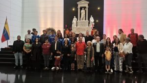 Representación ueserrista en el Panteón Nacional, en el marco del 52° aniversario UNESR.