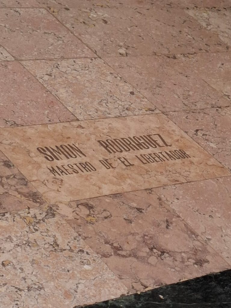 Restos mortales de nuestro maestro epónimo Simón Rodríguez en el Panteón Nacional.